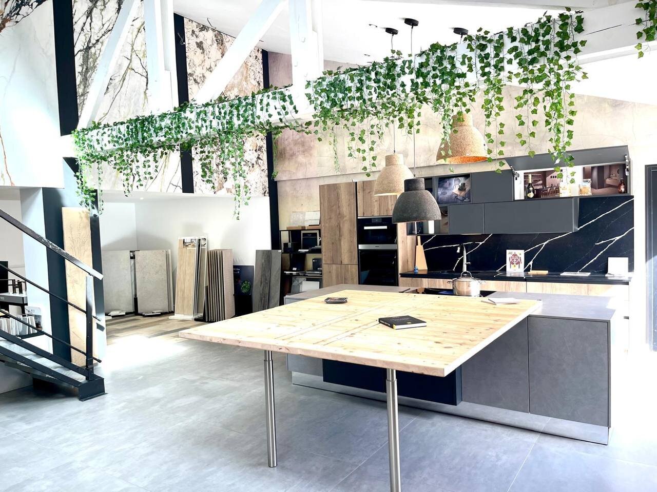Cuisine exposée au showroom : observer l’accord des surfaces à l’échelle d’un aménagement.