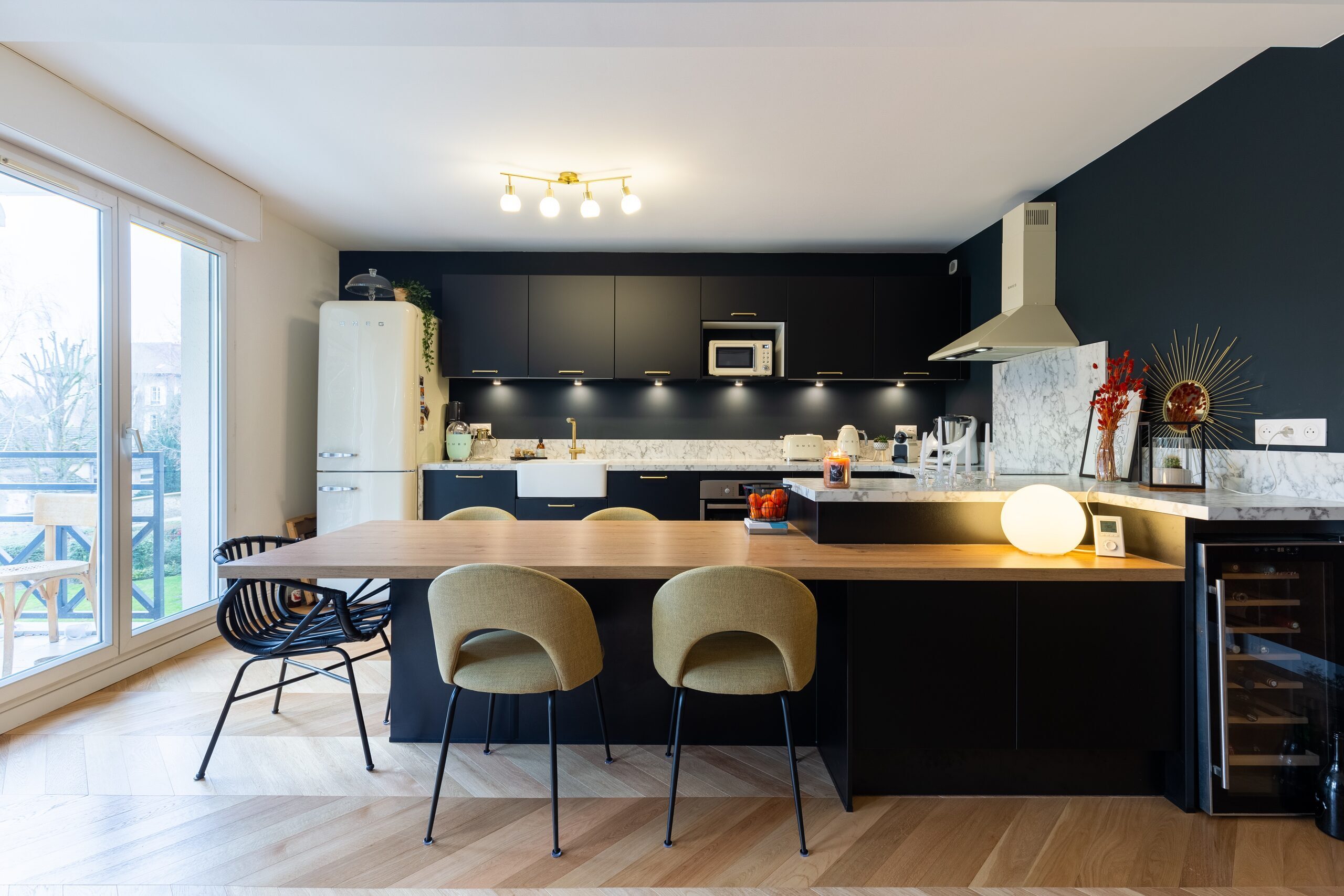Cuisine Marine : un plateau repas accompagne le retour du mobilier, avec des assises côté pièce de vie.